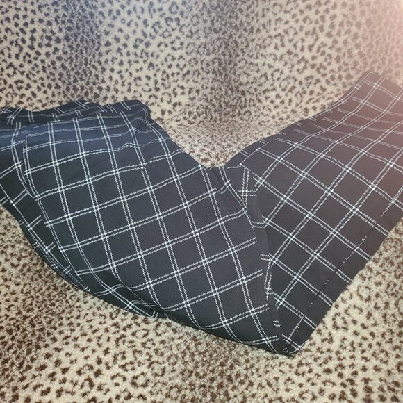 Like New - Old Navy Pixie Pant - Size 6 - Picture 1 of 2